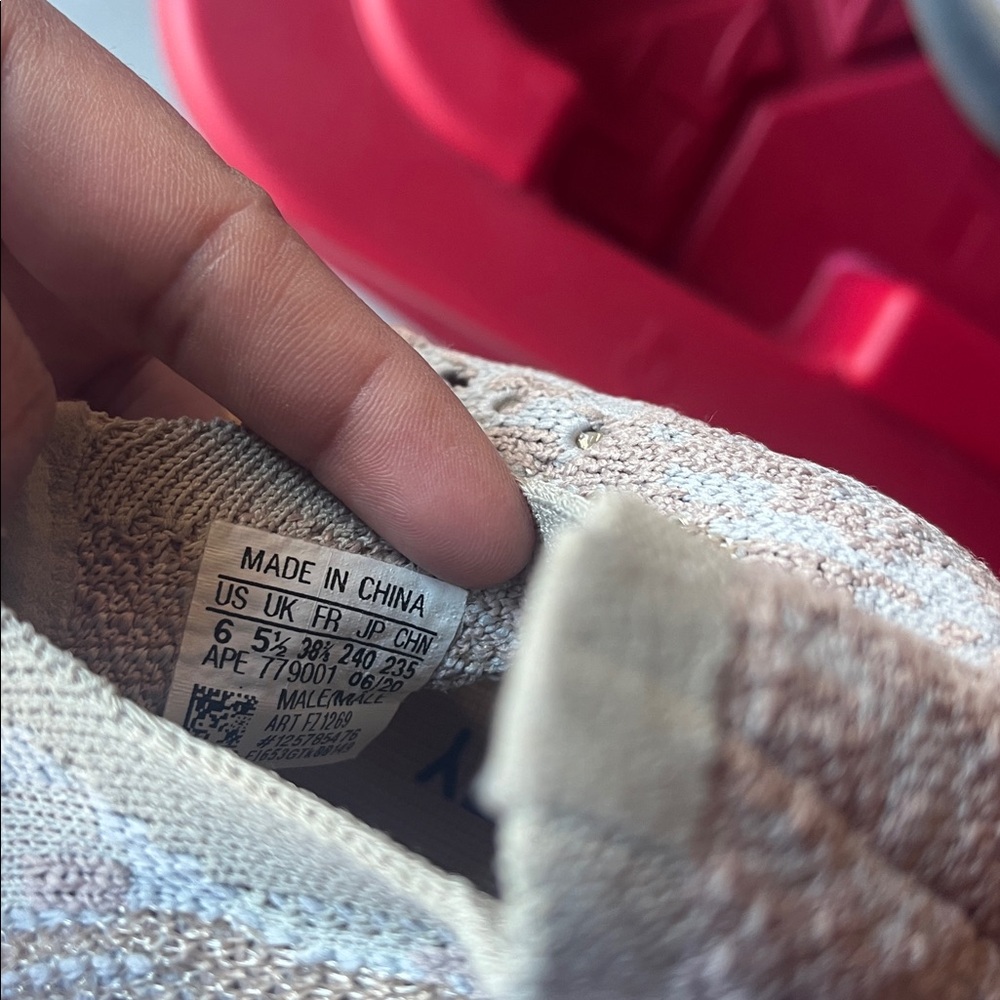 Yeezy Boost 380 - Picture 4 of 4